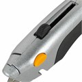Нож универсальный мощный алюминиевый BRAUBERG "Heavy duty M", автофиксатор, резиновые вставки, 238736 238736